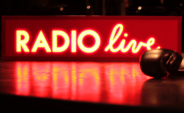 RADIO LIVE – un spectacol de radio tridimensional cu muzică, video, ilustrație și povestiri din viața reală